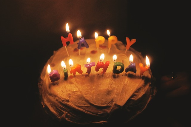 narozeninový dort a svíčky.jpg